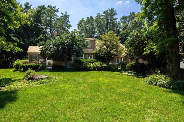 25111 VALLEY Drive, Pleasant Valley, IA 52722