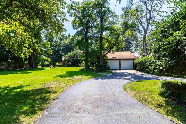 25111 VALLEY Drive, Pleasant Valley, IA 52722