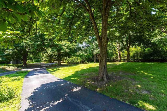 25111 VALLEY Drive, Pleasant Valley, IA 52722