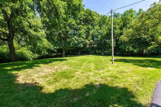 25111 VALLEY Drive, Pleasant Valley, IA 52722