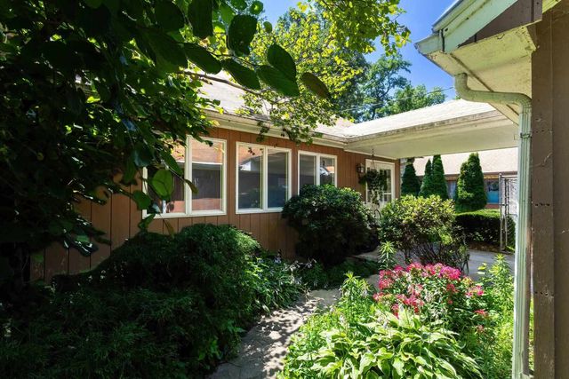 25111 VALLEY Drive, Pleasant Valley, IA 52722