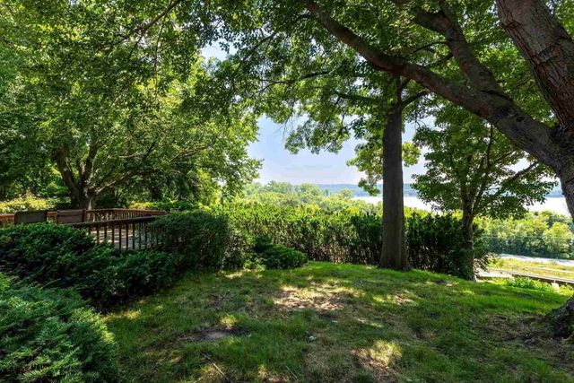 25111 VALLEY Drive, Pleasant Valley, IA 52722