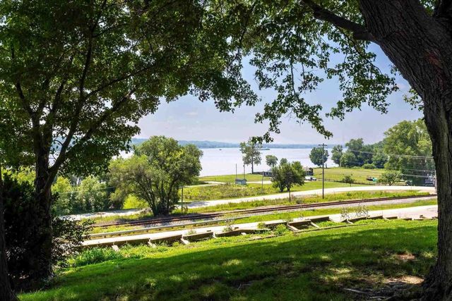 25111 VALLEY Drive, Pleasant Valley, IA 52722