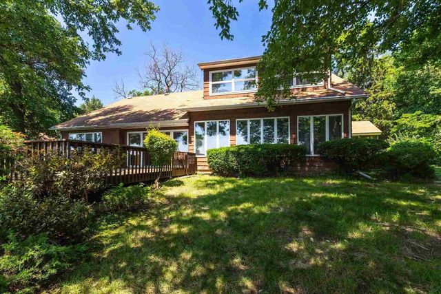 25111 VALLEY Drive, Pleasant Valley, IA 52722