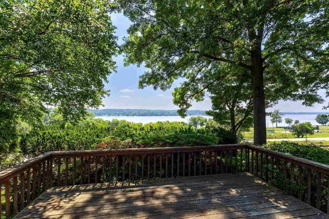 25111 VALLEY Drive, Pleasant Valley, IA 52722