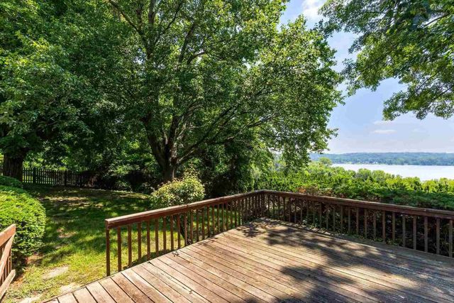 25111 VALLEY Drive, Pleasant Valley, IA 52722