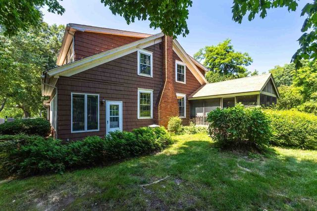 25111 VALLEY Drive, Pleasant Valley, IA 52722