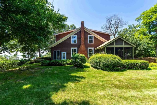 25111 VALLEY Drive, Pleasant Valley, IA 52722