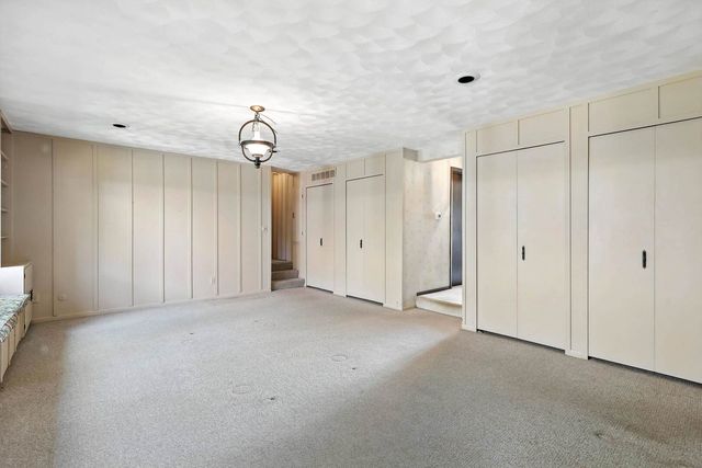 25111 VALLEY Drive, Pleasant Valley, IA 52722