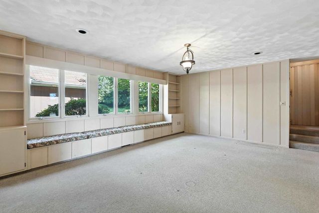 25111 VALLEY Drive, Pleasant Valley, IA 52722