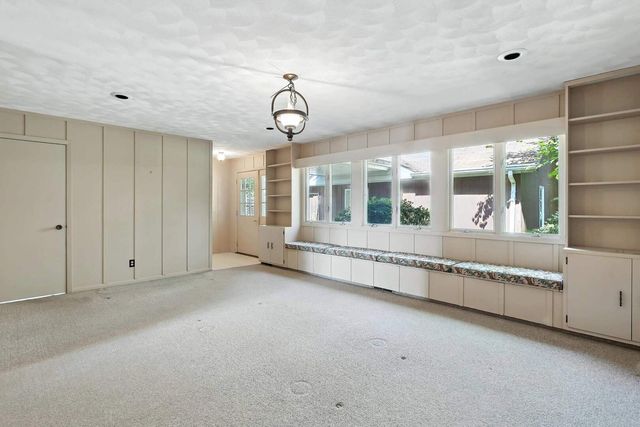 25111 VALLEY Drive, Pleasant Valley, IA 52722