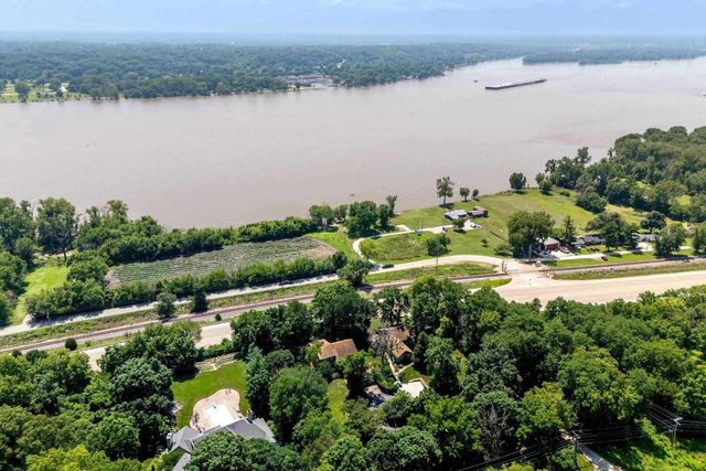 25111 VALLEY Drive, Pleasant Valley, IA 52722