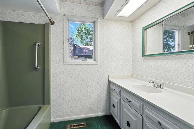 25111 VALLEY Drive, Pleasant Valley, IA 52722