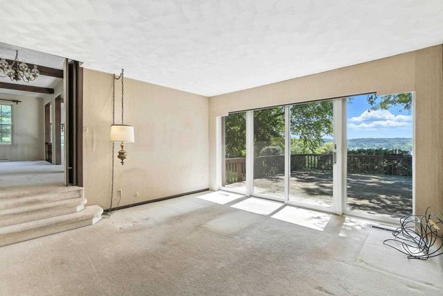 25111 VALLEY Drive, Pleasant Valley, IA 52722