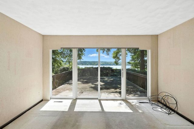 25111 VALLEY Drive, Pleasant Valley, IA 52722