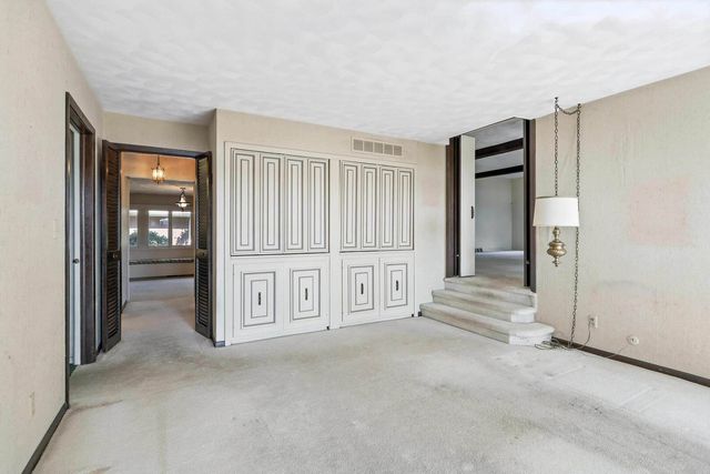 25111 VALLEY Drive, Pleasant Valley, IA 52722