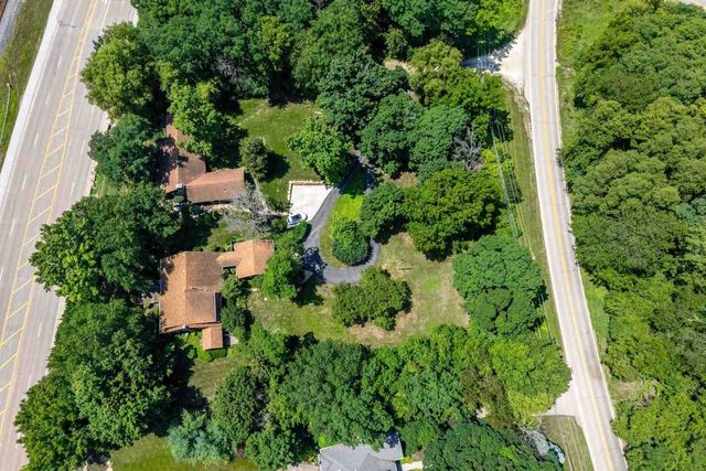 25111 VALLEY Drive, Pleasant Valley, IA 52722