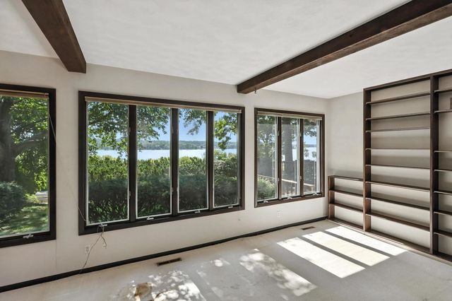 25111 VALLEY Drive, Pleasant Valley, IA 52722