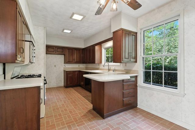 25111 VALLEY Drive, Pleasant Valley, IA 52722