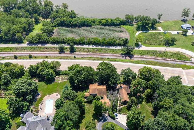 25111 VALLEY Drive, Pleasant Valley, IA 52722