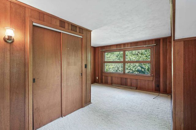 25111 VALLEY Drive, Pleasant Valley, IA 52722