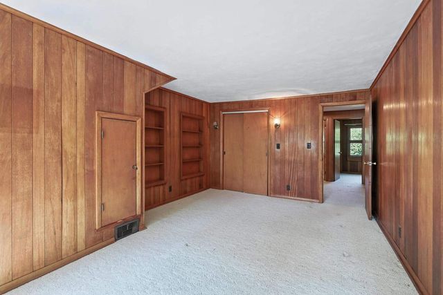 25111 VALLEY Drive, Pleasant Valley, IA 52722