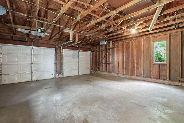 25111 VALLEY Drive, Pleasant Valley, IA 52722