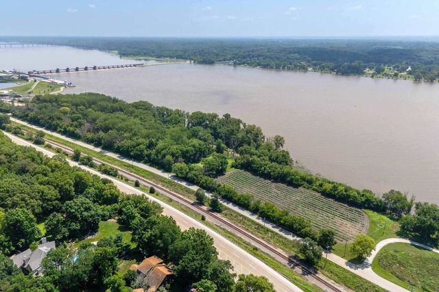 25111 VALLEY Drive, Pleasant Valley, IA 52722