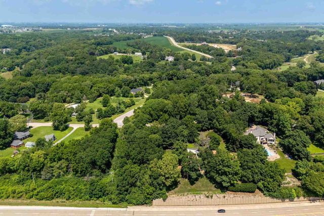 25111 VALLEY Drive, Pleasant Valley, IA 52722