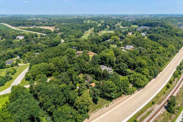 25111 VALLEY Drive, Pleasant Valley, IA 52722