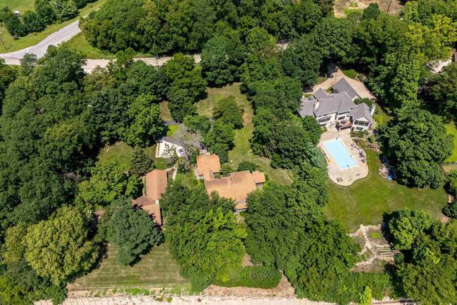 25111 VALLEY Drive, Pleasant Valley, IA 52722