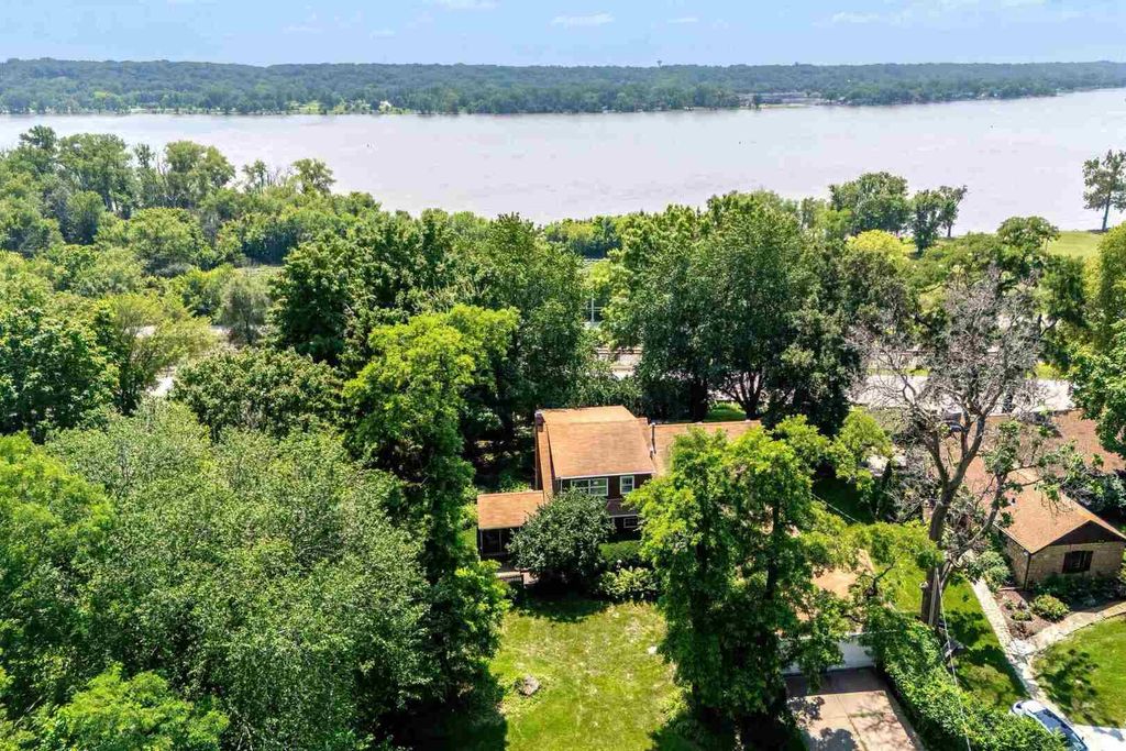 25111 VALLEY Drive, Pleasant Valley, IA 52722