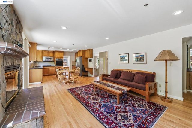 26 Oak Rd, Orinda, CA 94563