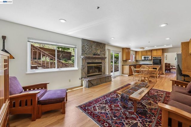 26 Oak Rd, Orinda, CA 94563