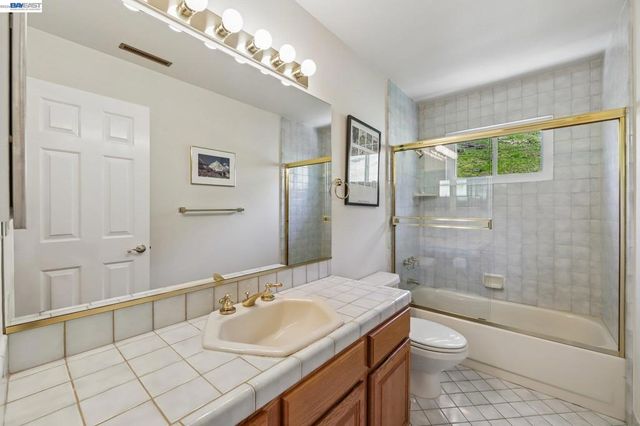 26 Oak Rd, Orinda, CA 94563