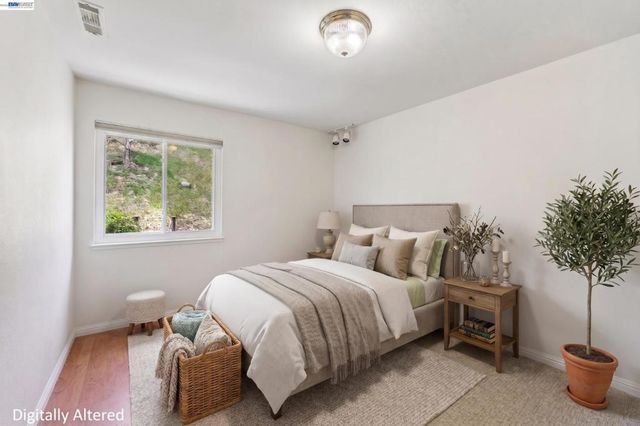 26 Oak Rd, Orinda, CA 94563