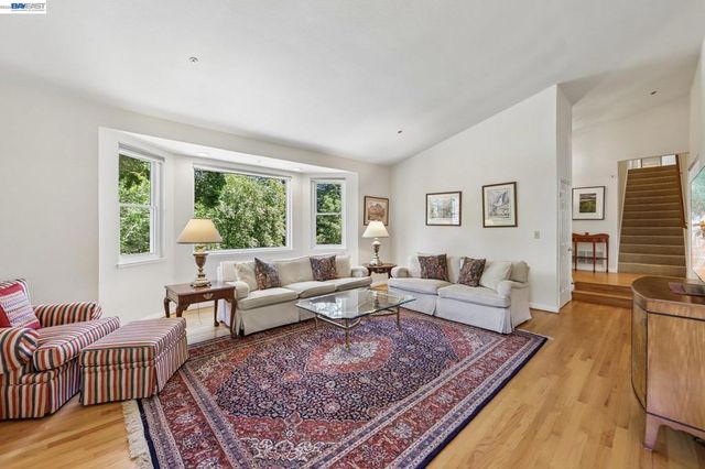 26 Oak Rd, Orinda, CA 94563