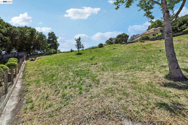 26 Oak Rd, Orinda, CA 94563