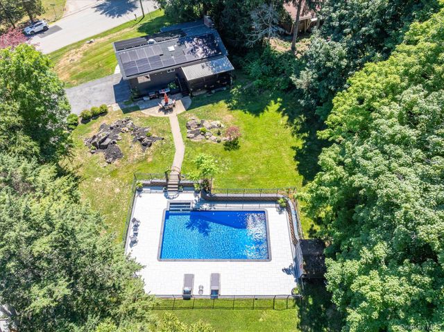 27 Lakeview Avenue W, Cortlandt Manor, NY 10567
