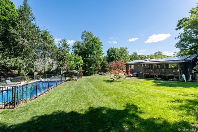 27 Lakeview Avenue W, Cortlandt Manor, NY 10567