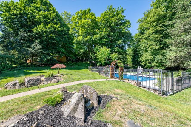 27 Lakeview Avenue W, Cortlandt Manor, NY 10567