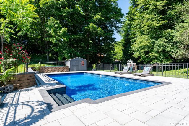 27 Lakeview Avenue W, Cortlandt Manor, NY 10567