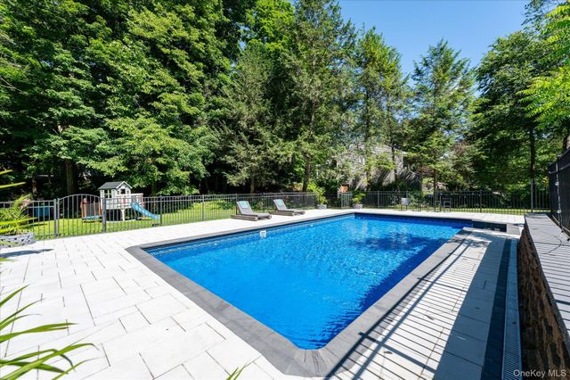 27 Lakeview Avenue W, Cortlandt Manor, NY 10567
