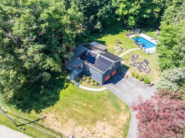 27 Lakeview Avenue W, Cortlandt Manor, NY 10567