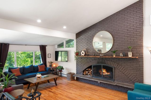 27 Lakeview Avenue W, Cortlandt Manor, NY 10567