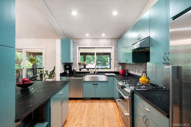 27 Lakeview Avenue W, Cortlandt Manor, NY 10567