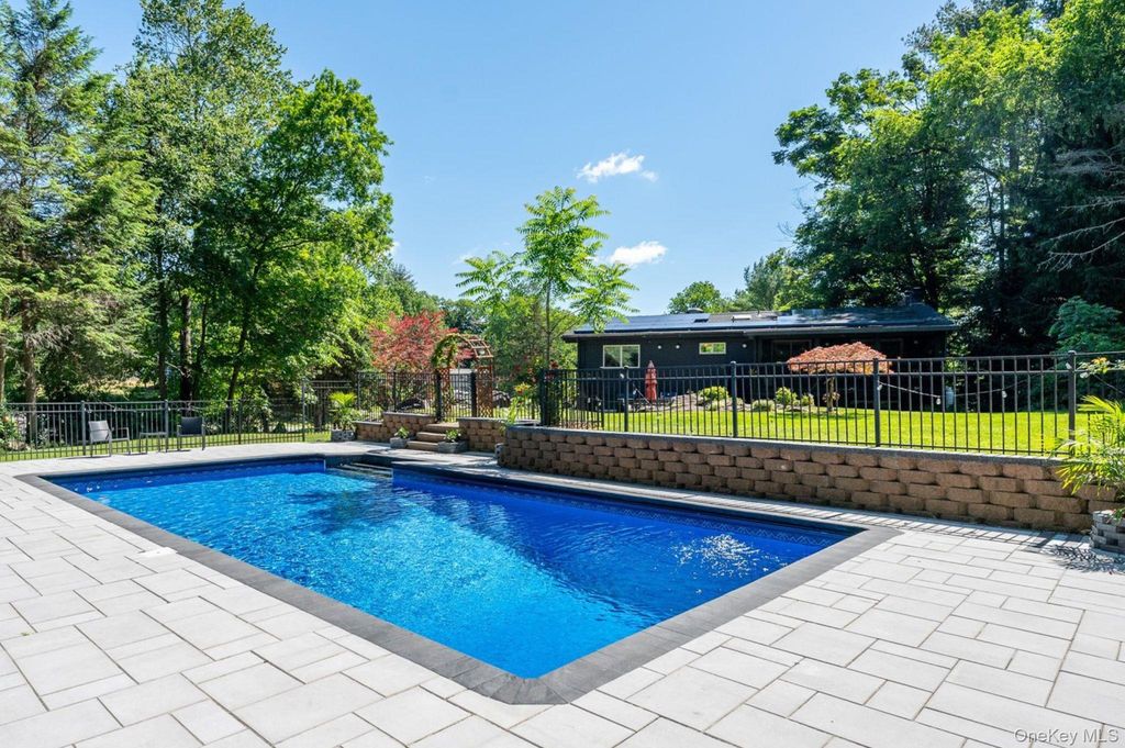 27 Lakeview Avenue W, Cortlandt Manor, NY 10567