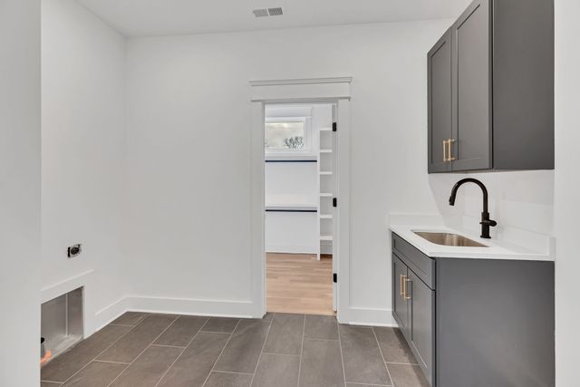 6101 Henry Ford Dr, Nashville, TN 37209