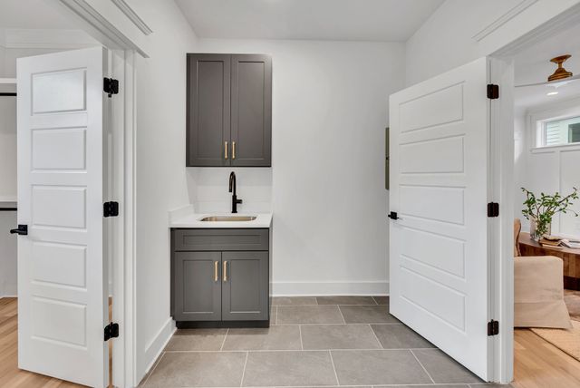 6101 Henry Ford Dr, Nashville, TN 37209