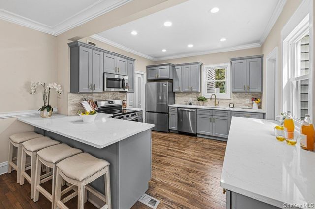 10 Harby Drive, Huntington, NY 11743